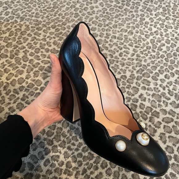 Gucci Black Scalloped Leather Willow Pearl Embellished Heel Pumps - Picture 9 of 10
